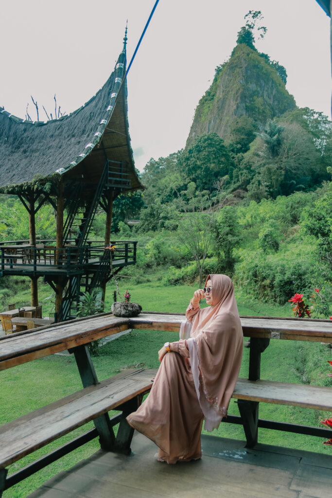 Cafe Taruko dalam Ngarai Sianok