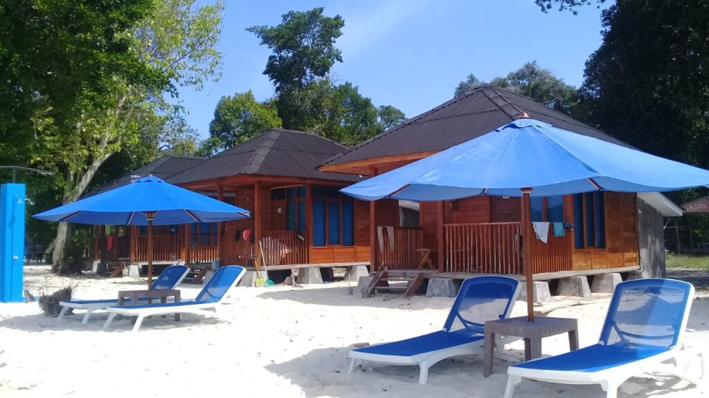 cottage kayu Pulau Sirandah