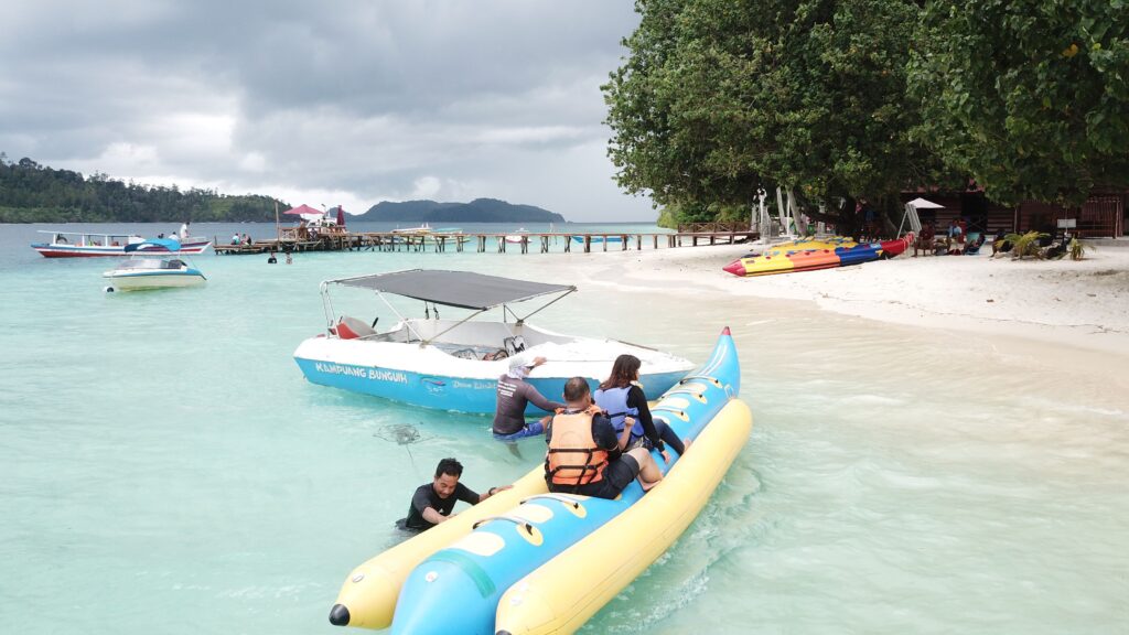 Fasilitas Banana Boat di Pulau Sirandah