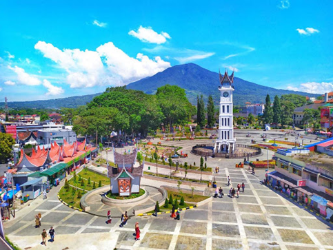 jam gadang dengan view gunung marapi